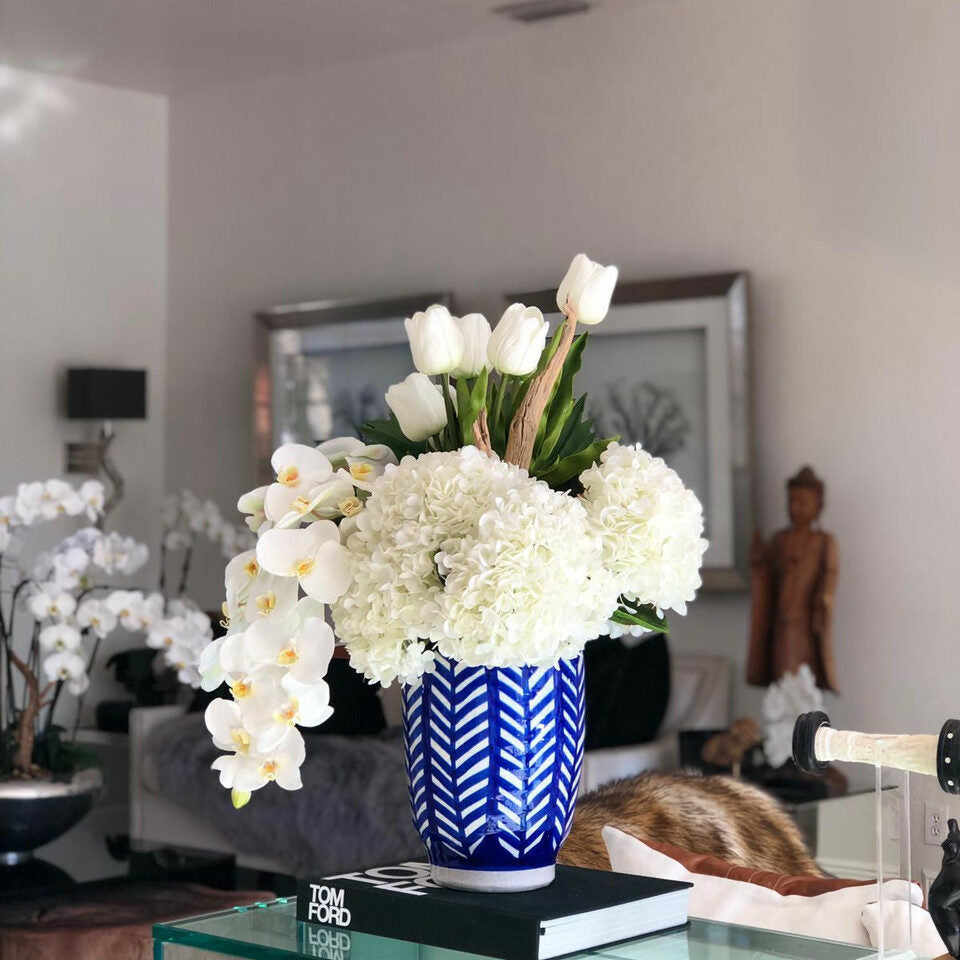 Vase Inca rayé avec bouquet mixte