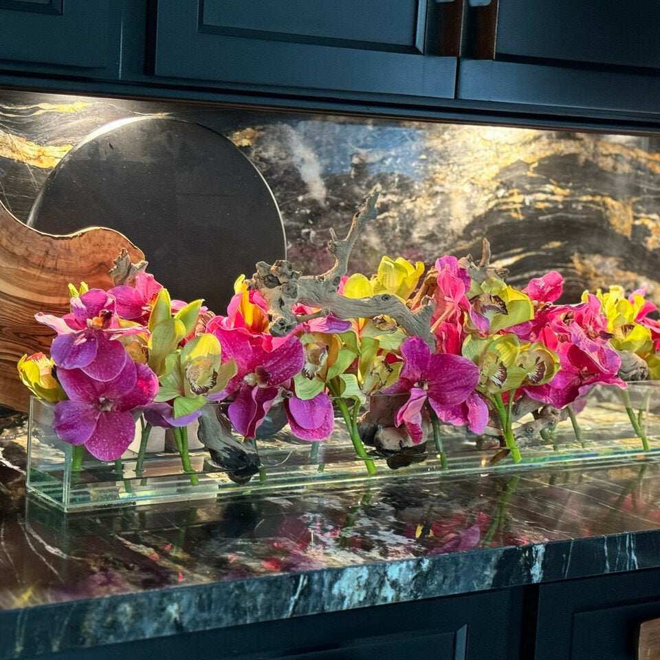 Vase en verre Modern House avec vandas roses et cymbidiums verts