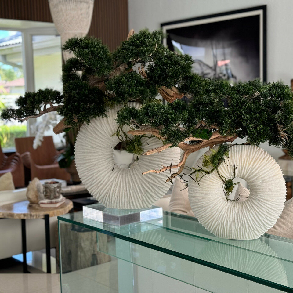 Grand vase Eternity avec bonsaï suspendu et bois flotté