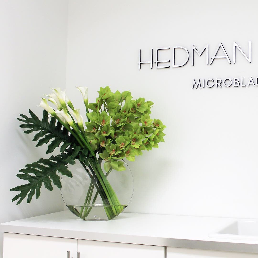 Vase Lunaire avec cymbidiums verts et callas