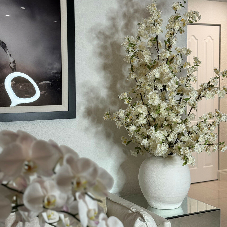 Vase Konos avec fleurs de cerisier