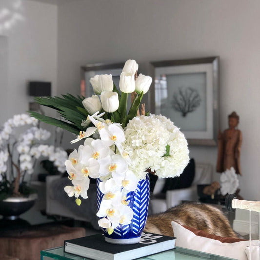 Vase Inca rayé avec bouquet mixte