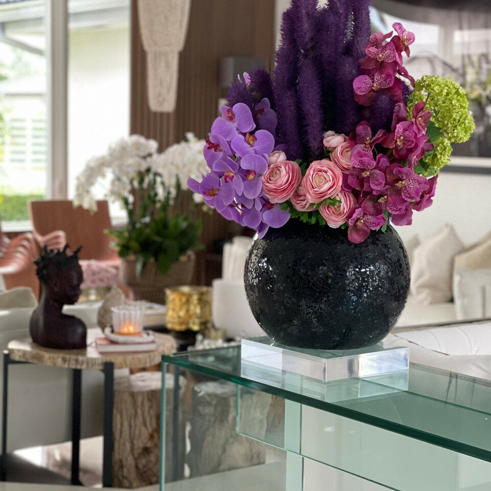 Vase Mosaïque Noir avec Liatris et Orchidées