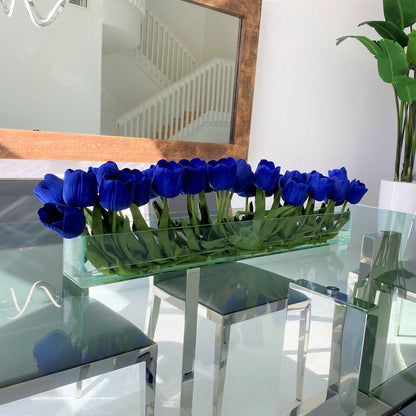 Vase en verre moderne avec tulipes bleues