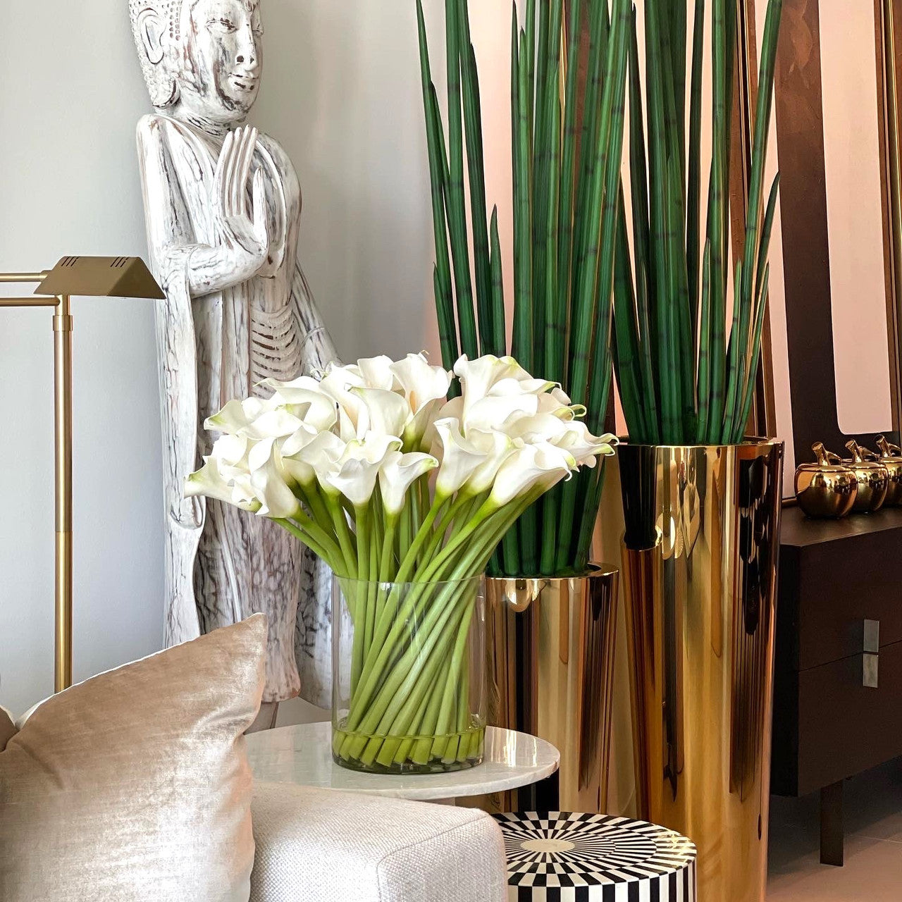 Arums dans cylindre en verre