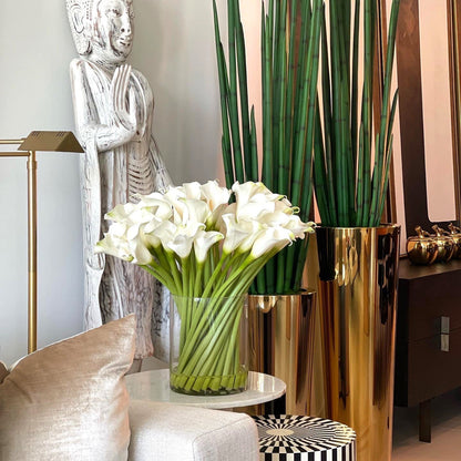 Arums dans cylindre en verre