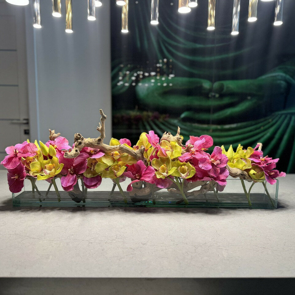 Vase en verre Modern House avec vandas roses et cymbidiums verts