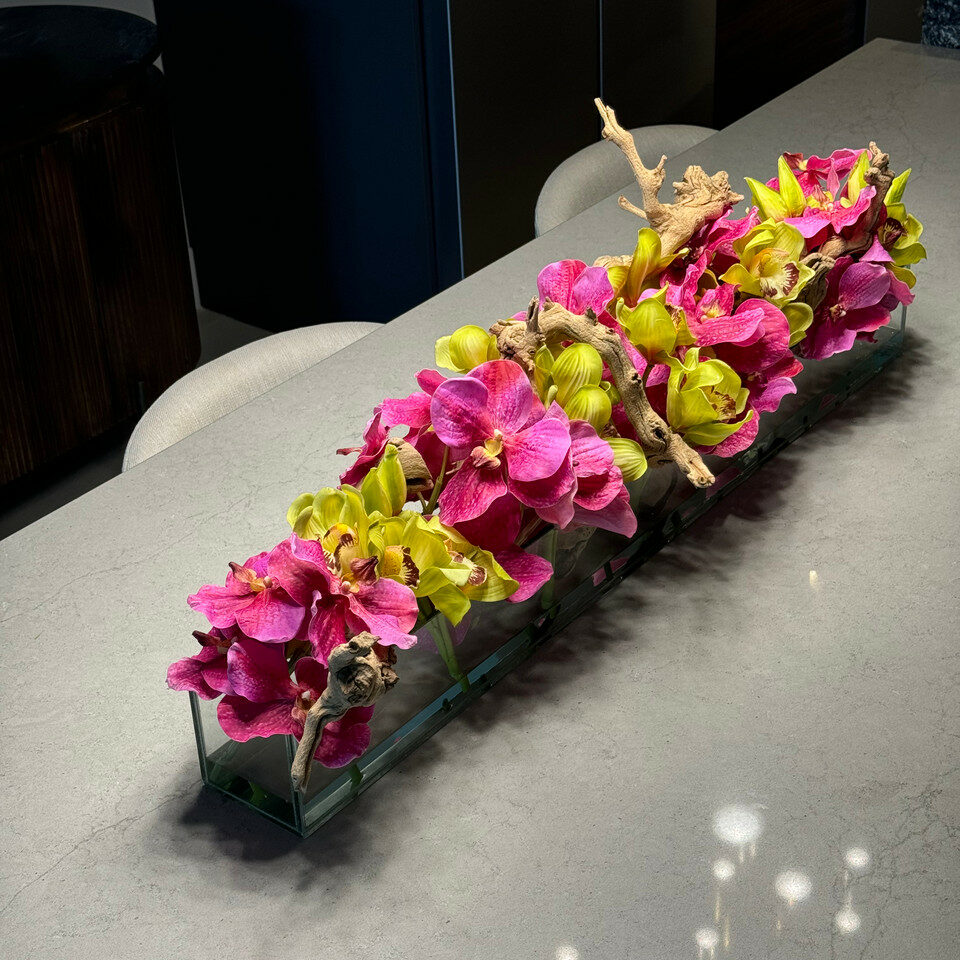 Vase en verre Modern House avec vandas roses et cymbidiums verts