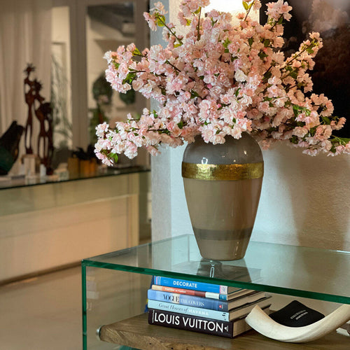 Vase Goddess avec fleurs de cerisier roses