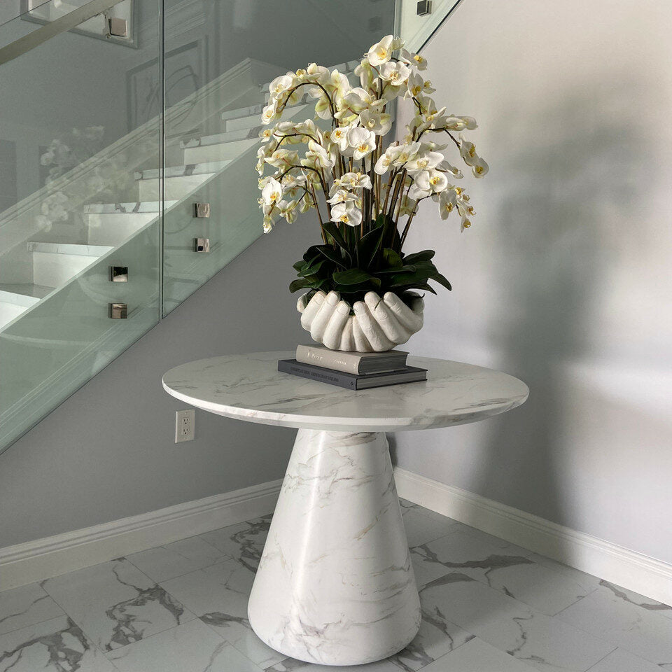 Orchidées Phalaenopsis blanches dans vase sculpture mains ouvertes