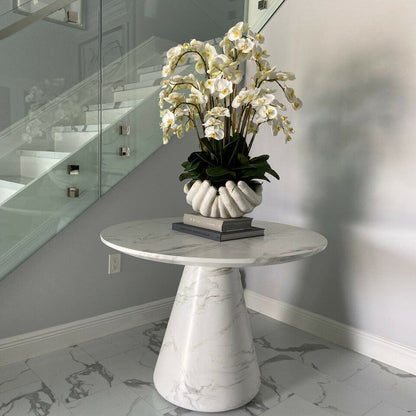 Orchidées Phalaenopsis blanches dans vase sculpture mains ouvertes