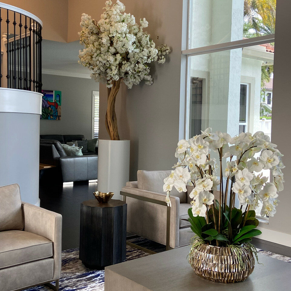 Vase St. Tropez beige mat avec cerisier blanc en fleurs