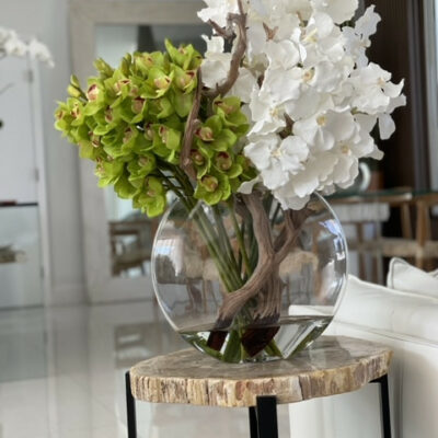 Vase Lune avec orchidées Vanda blanches et cymbidiums verts