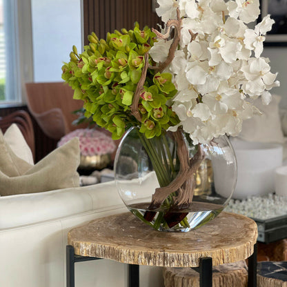 Vase Lune avec orchidées Vanda blanches et cymbidiums verts