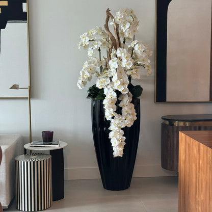 Vase San José noir brillant avec orchidées blanches en cascade