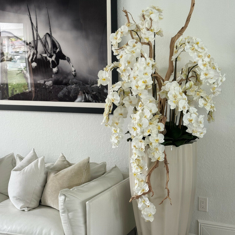 Vase San José beige sable avec orchidées blanches en cascade