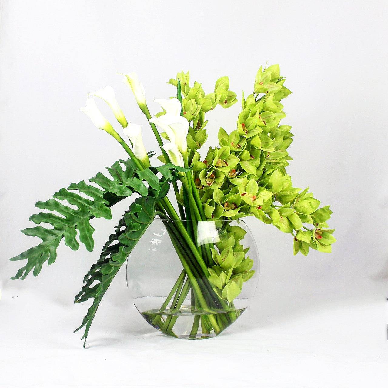 Vase Lunaire avec cymbidiums verts et callas