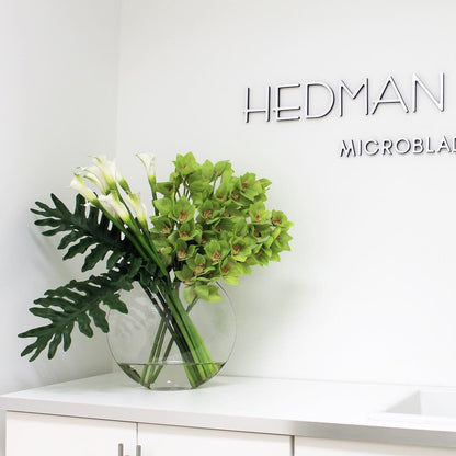 Vase Lunaire avec cymbidiums verts et callas