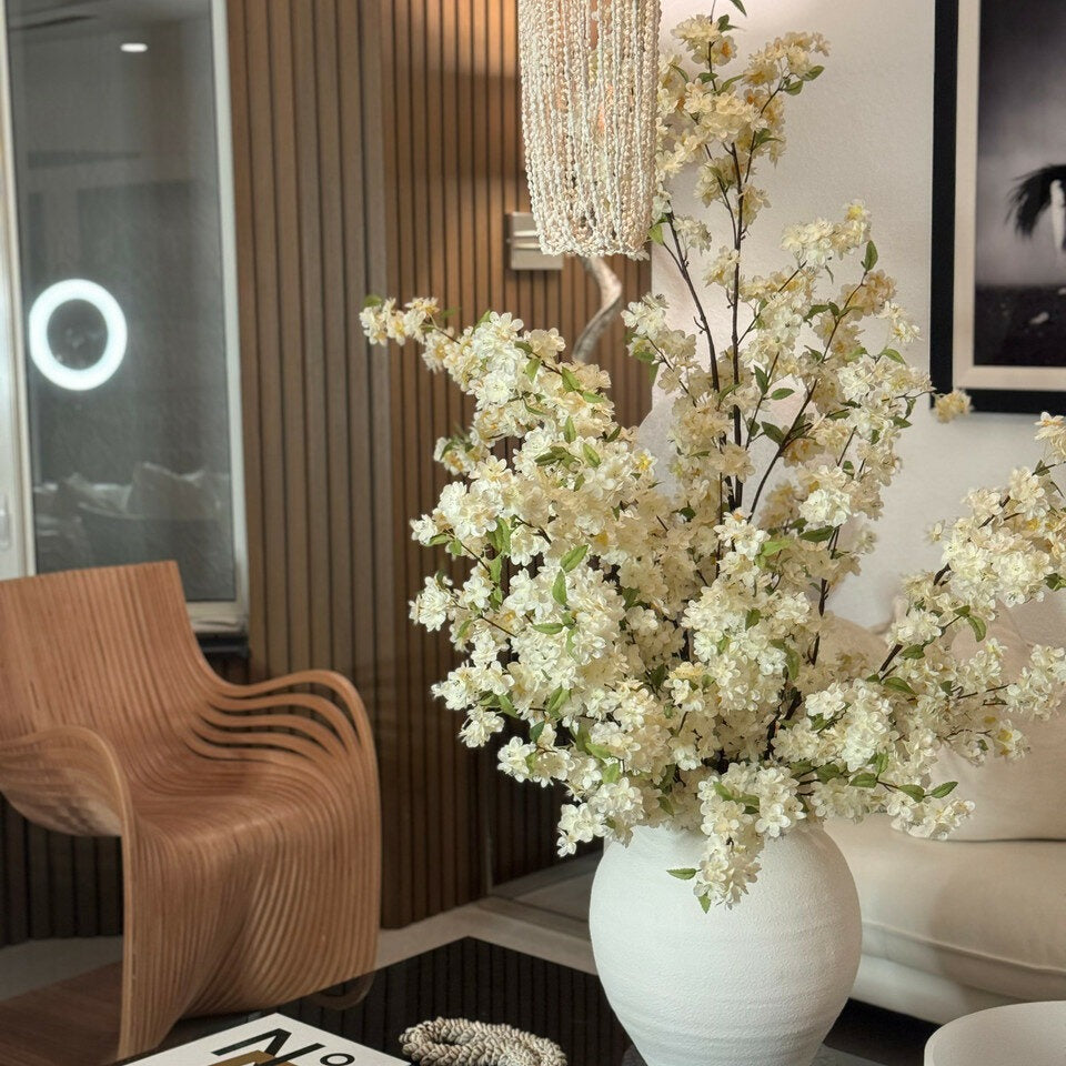 Vase Konos avec fleurs de cerisier