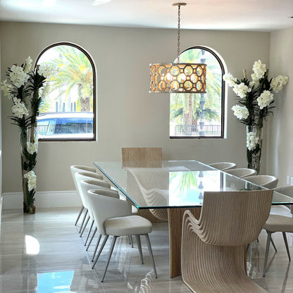 Orchidées Vanda blanches et bois flotté dans grand cylindre en verre conique