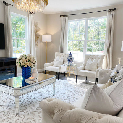 Roses anglaises blanches dans vase texturé bleu