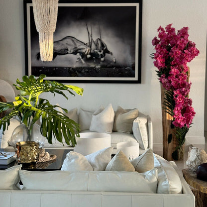 Grand vase en teck avec bords naturels et orchidées Vanda roses