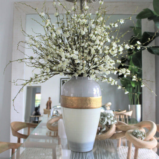 Vase Goddess avec branches de fleurs de cerisier