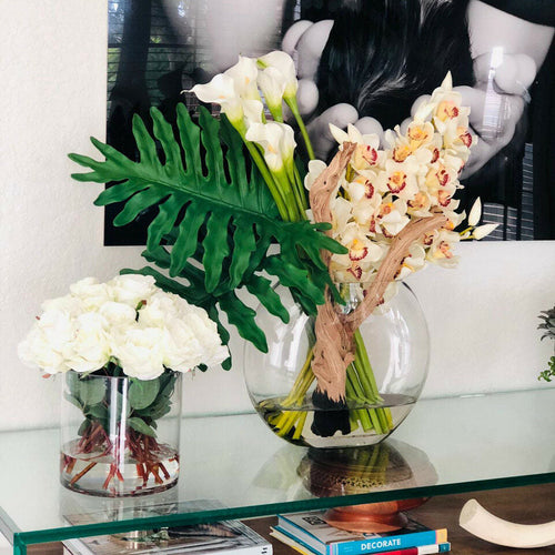 Vase Lunaire avec cymbidiums et callas