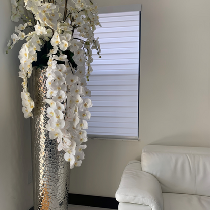 Orchidées Phalaenopsis en cascade dans un grand vase martelé extra haut